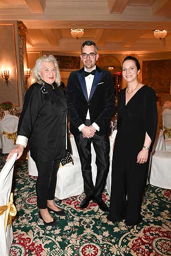 Ellen Ringier, Gastgeber Stephanie und Michael Lehnort, Direktoren Carlton Hotel / "Drink, Dance, Donate - A Hot Party in the Snow" zugunsten des Sheba Medical Center im Hotel Carlton in St. Moritz, Schweiz am 17.02.2022 / Foto: BrauerPhotos / S.Brauer
